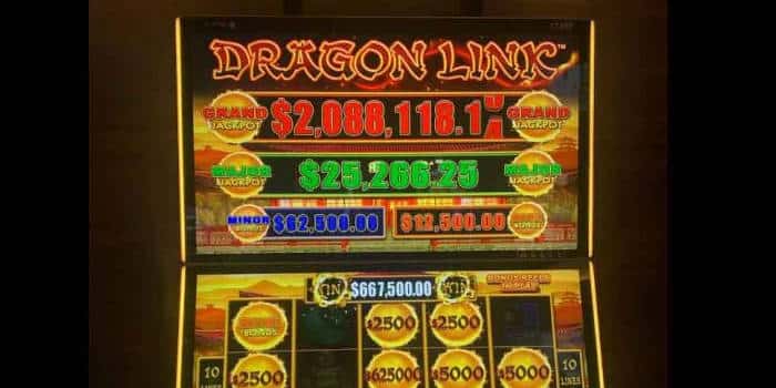 ผู้ชายคลุมรถของเขาด้วยลวดลายของเกม Dragon Link ที่เป็นเกมที่ชอบที่สุดของเขา