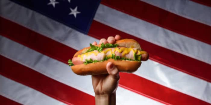 การเดิมพัน การกิน และการทายผลการเปรียบเทียบในการแข่งขันกินหมูหวาน Nathan’s Hot Dog ปี 2025